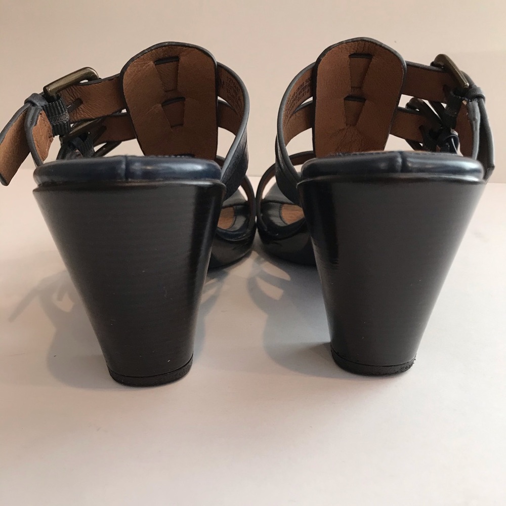 Woman’s Sofft Brand Blue Sandals. - Picture 6 of 8